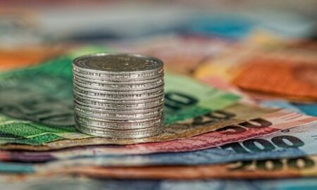 România la un pas să îngheţe salariile bugetarilor şi pensiile. Datoria publică a crescut pentru prima dată la 50% din PIB