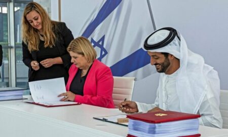 După ani de izolare diplomatică, Israel semnează cu Emiratele Arabe Unite un acord istoric