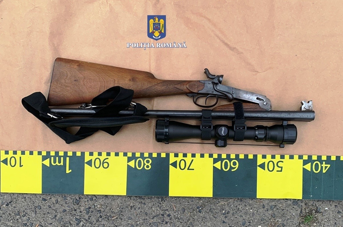 Hunedorean prins cu o pușcă cu lunetă asupra sa. A trecut ca-n brânză cu arma prin vămile europene