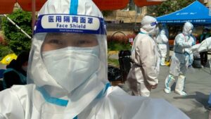 China nu va accepta vaccinurile occidentale, dar va face concesii regulilor stricte care au provocat protestele