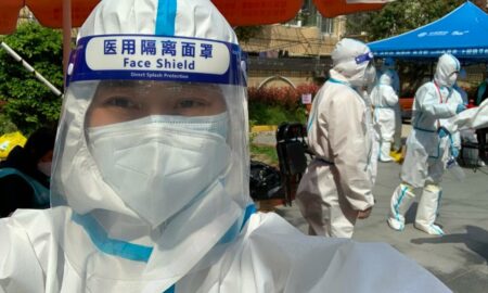 China nu va accepta vaccinurile occidentale, dar va face concesii regulilor stricte care au provocat protestele