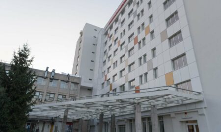 Alertă! În timp ce zeci de copii sunt evacuați pe brațe din spital, oficialitățile ridică din umeri și spun că nu-i nimic