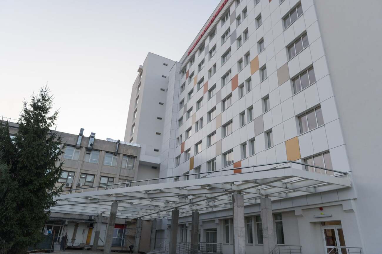 Alertă! În timp ce zeci de copii sunt evacuați pe brațe din spital, oficialitățile ridică din umeri și spun că nu-i nimic