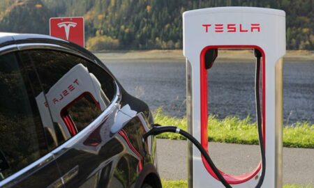 Acțiunile Tesla au scăzut după ce Elon Mask a anunțat reducerile de personal