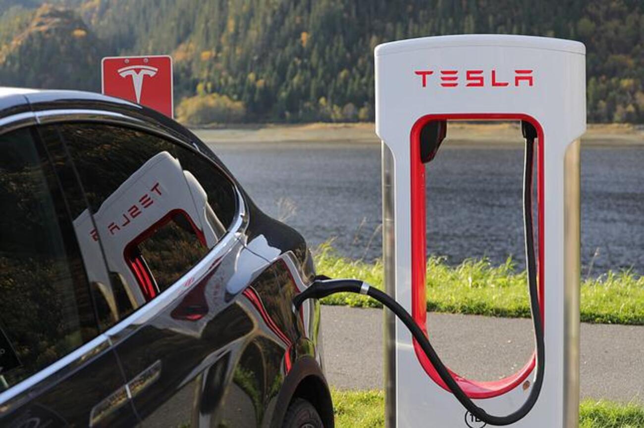 Acțiunile Tesla au scăzut după ce Elon Mask a anunțat reducerile de personal