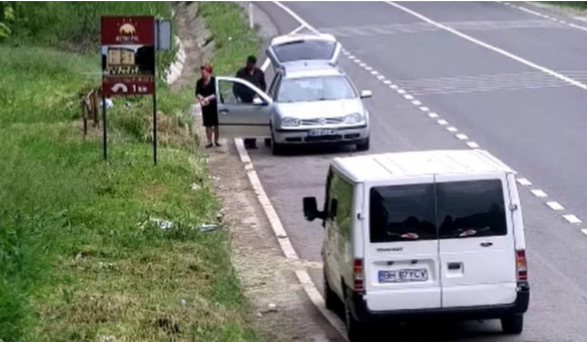 Bihor. Autoritățile au confiscat mașina unei familii care și-a aruncat gunoiul pe marginea drumului