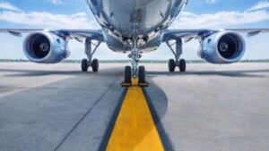 Bruxellesul avertizează companiile aeriene: scumpirea kerosenului nu justifică anulările de zboruri
