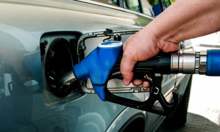 S-a aprobat. Ordonanţa privind compensarea cu 50 de bani a preţului la carburanţi intră în vigoare în această noapte