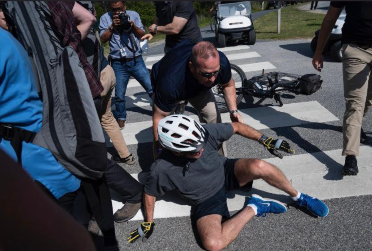 Ce festă i-a jucat pantoful lui Biden și ce s-a întâmplat cu el după ce a căzut de pe bicicletă, sub nasul reporterilor. VIDEO