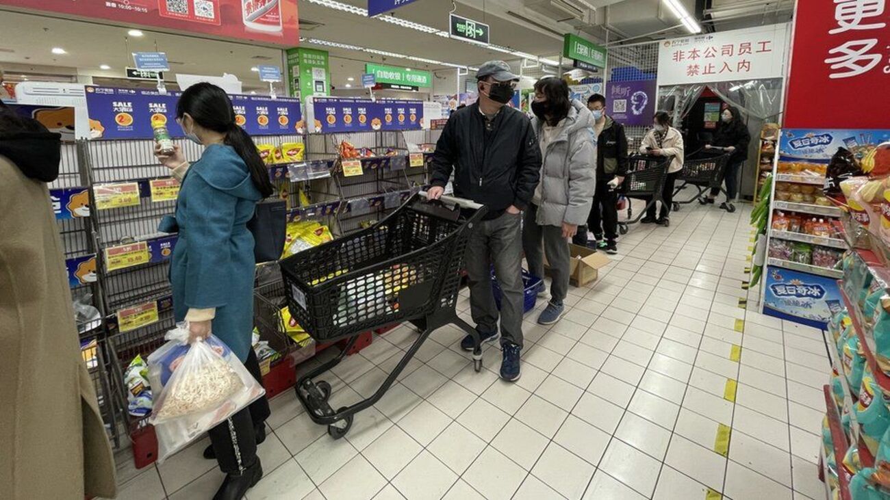 Imagini șocante cu ieșirea chinezilor din lockdown! S-au îmbulzit la propriu, pentru a ieși din case