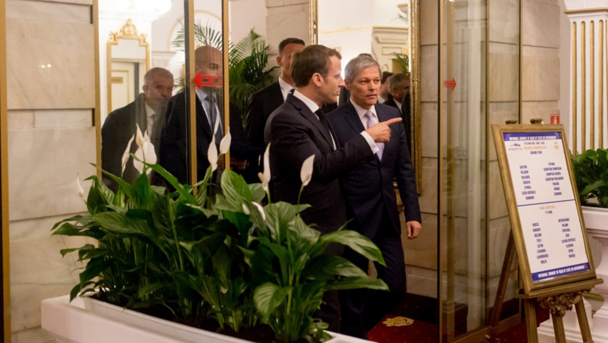 Nimic nu este întâmplător. Nici măcar demisia lui Cioloș din USR. El urmează să fie cooptat în noul grup politic al lui Macron