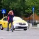 VIDEO. Inconștiență la cotă maximă. Cu fetița în brațe, Nicușor Dan vorbeşte la telefon şi face slalom printre mașini și tramvaie