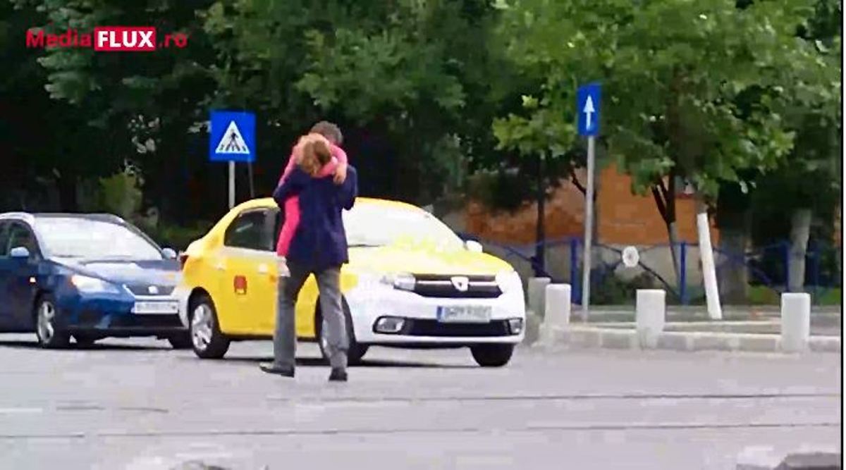 VIDEO. Inconștiență la cotă maximă. Cu fetița în brațe, Nicușor Dan vorbeşte la telefon şi face slalom printre mașini și tramvaie