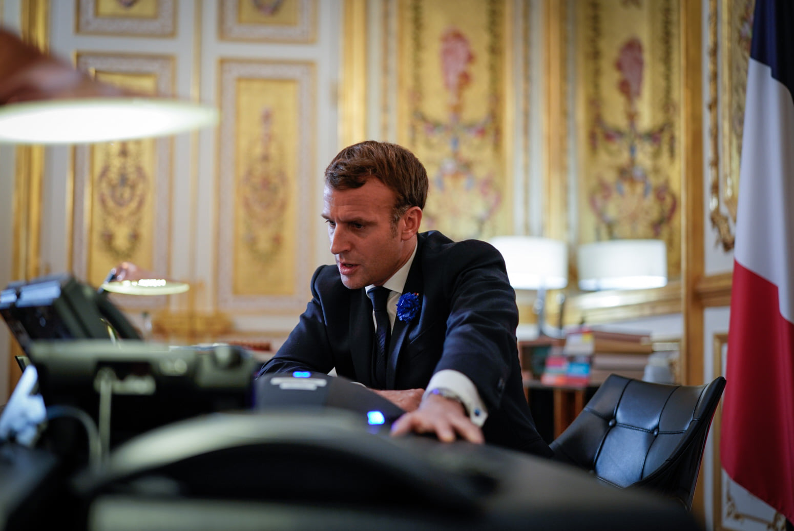 Macron a primit un cadou macabru! Un deget uman tăiat a fost trimis la Palatul Elysee în urma revoltelor din Franţa