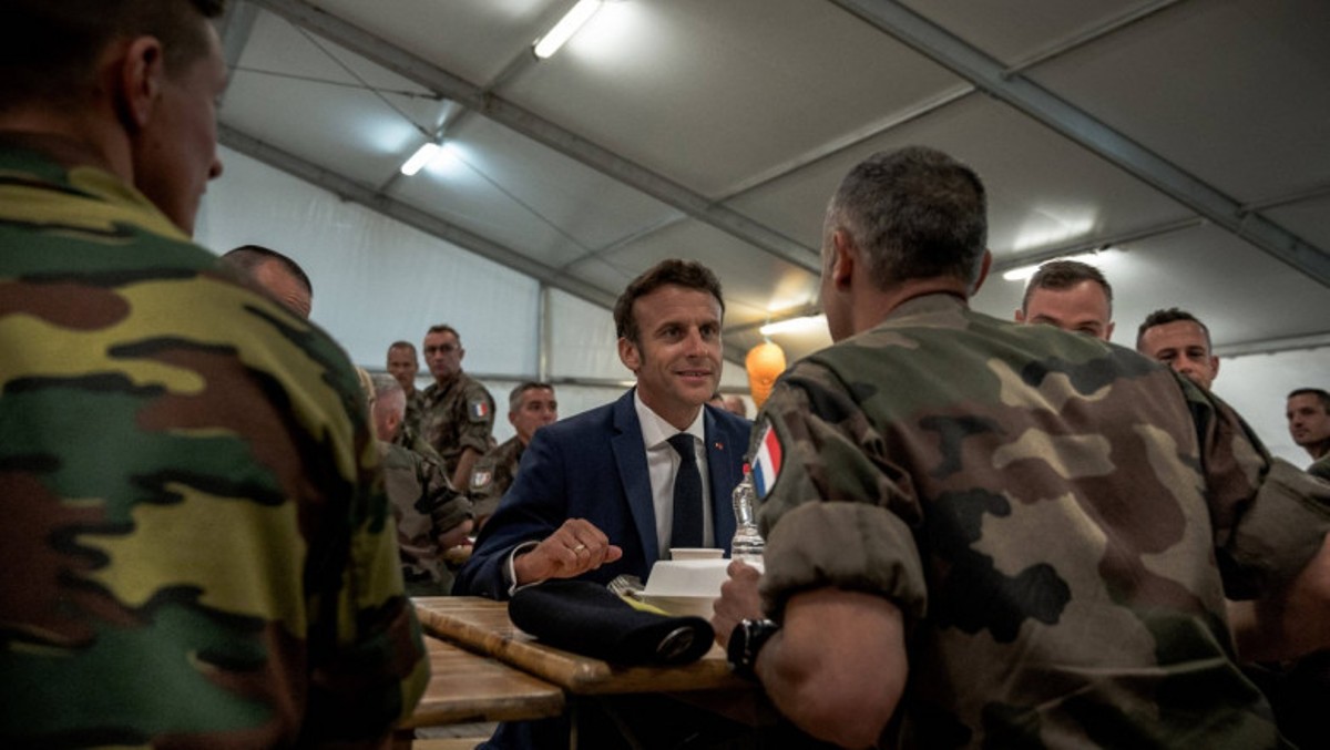 Detalii de culise despre vizita preşedintelui Emmanuel Macron în România. A mâncat sarmale și papanași
