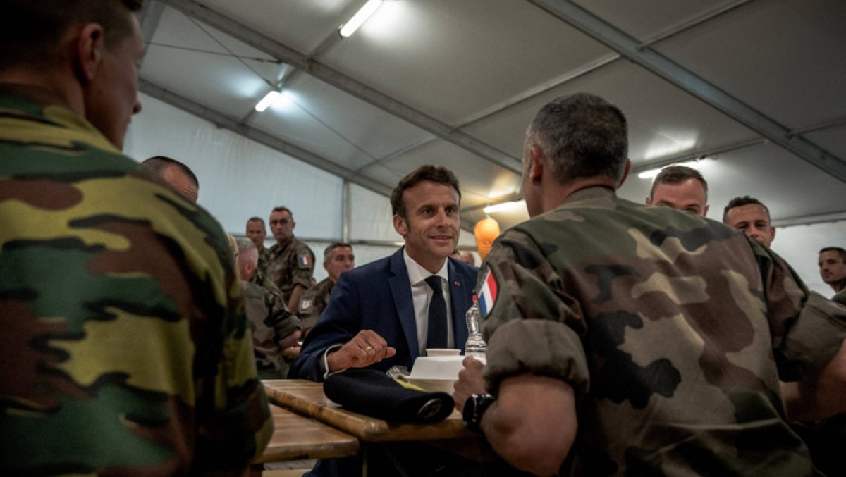 Detalii de culise despre vizita preşedintelui Emmanuel Macron în România. A mâncat sarmale și papanași