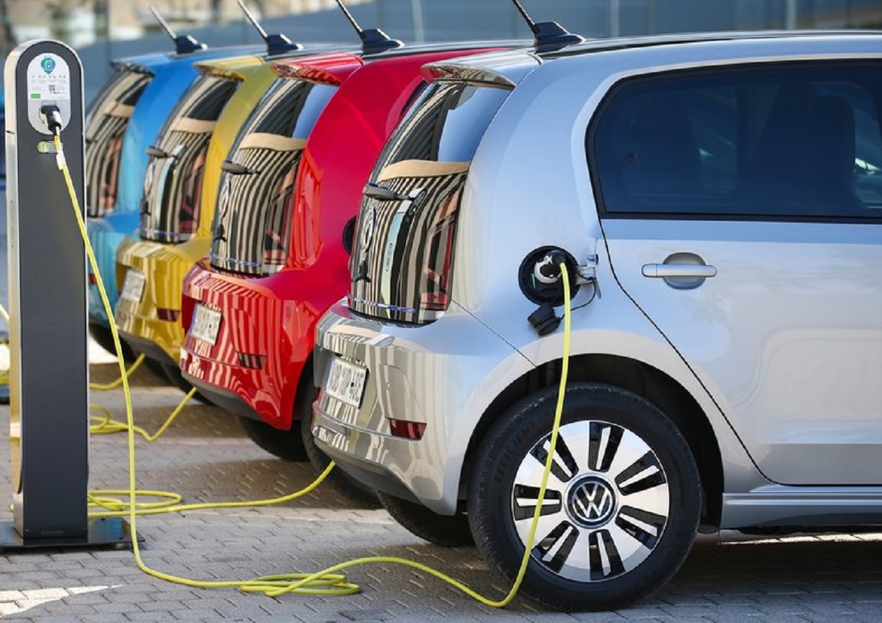 Numai mașini electrice din 2035 în Europa. Statele UE au aprobat proiectul. România a obținut un răgaz