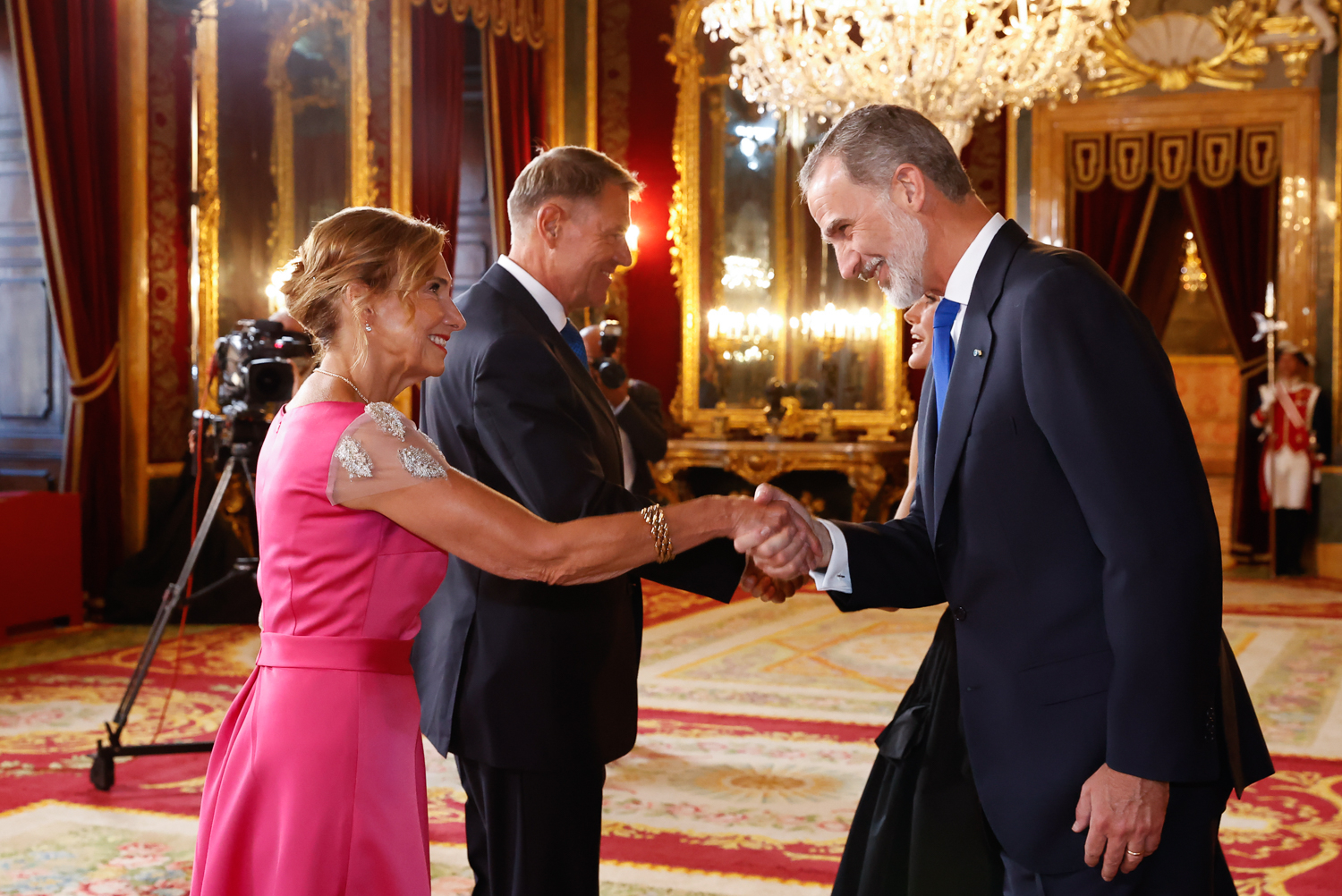 Președintele Iohannis a mers la Summitul NATO cu Carmen Iohannis, fără avion prezidențial. Cum s-a îmbracat prima doamnă