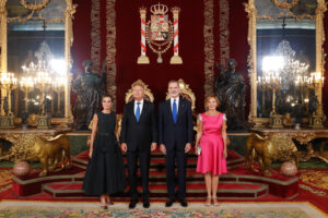 Regina Letizia, depistată cu Covid, a anunțat Casa Regală spaniolă. Johannis și soția au stat lângă ea