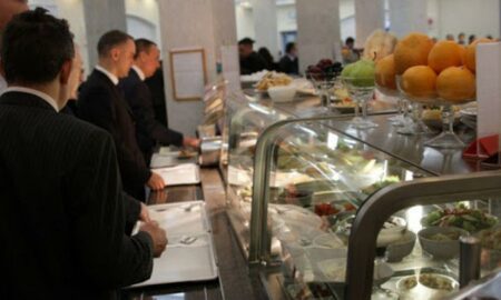 Se scumpeşte mâncarea parlamentarilor. Camera Deputaţilor vrea să concesioneze serviciile de alimentaţie de tip bufet-cafenea