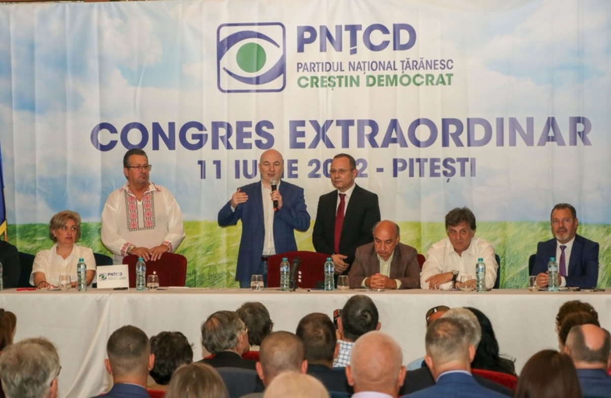 Liviu Dragnea, la braț cu țărăniștii. Aurelian Pavelescu a fost reconfirmat preşedinte al PNŢCD şi face alianţă cu partidul APP