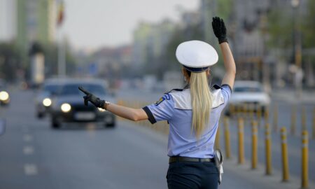 Proiect: Femeile cu sprâncenele tatuate nu vor mai avea voie în Poliție