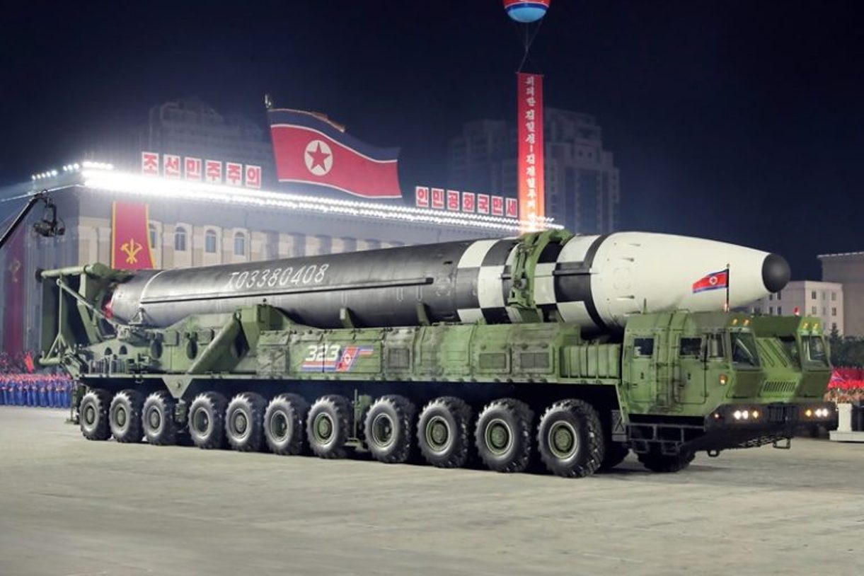 Coreea de Nord face paradă: Phenianul a găzduit cea mai mare defilare de rachete nucleare din istorie