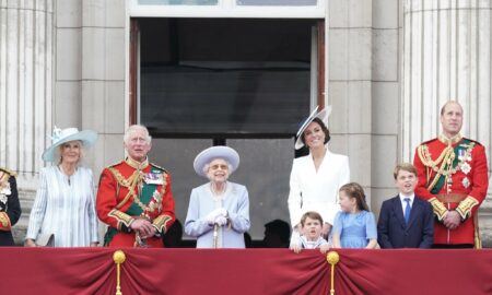 Regina Elisabeta a apărut în balconul Palatului Buckingham după 3 ani de absență. Harry și Meghan, „exilați” în alt balcon