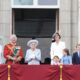 Regina Elisabeta a apărut în balconul Palatului Buckingham după 3 ani de absență. Harry și Meghan, „exilați” în alt balcon