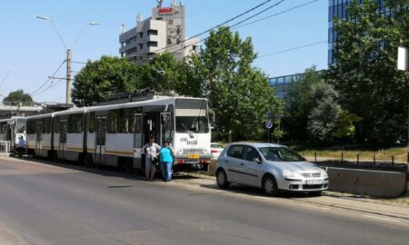 Circulația tramvaielor de pe linia 5, blocată pentru 90 de minute. O şoferiţă și-a parcat mașina pe șine