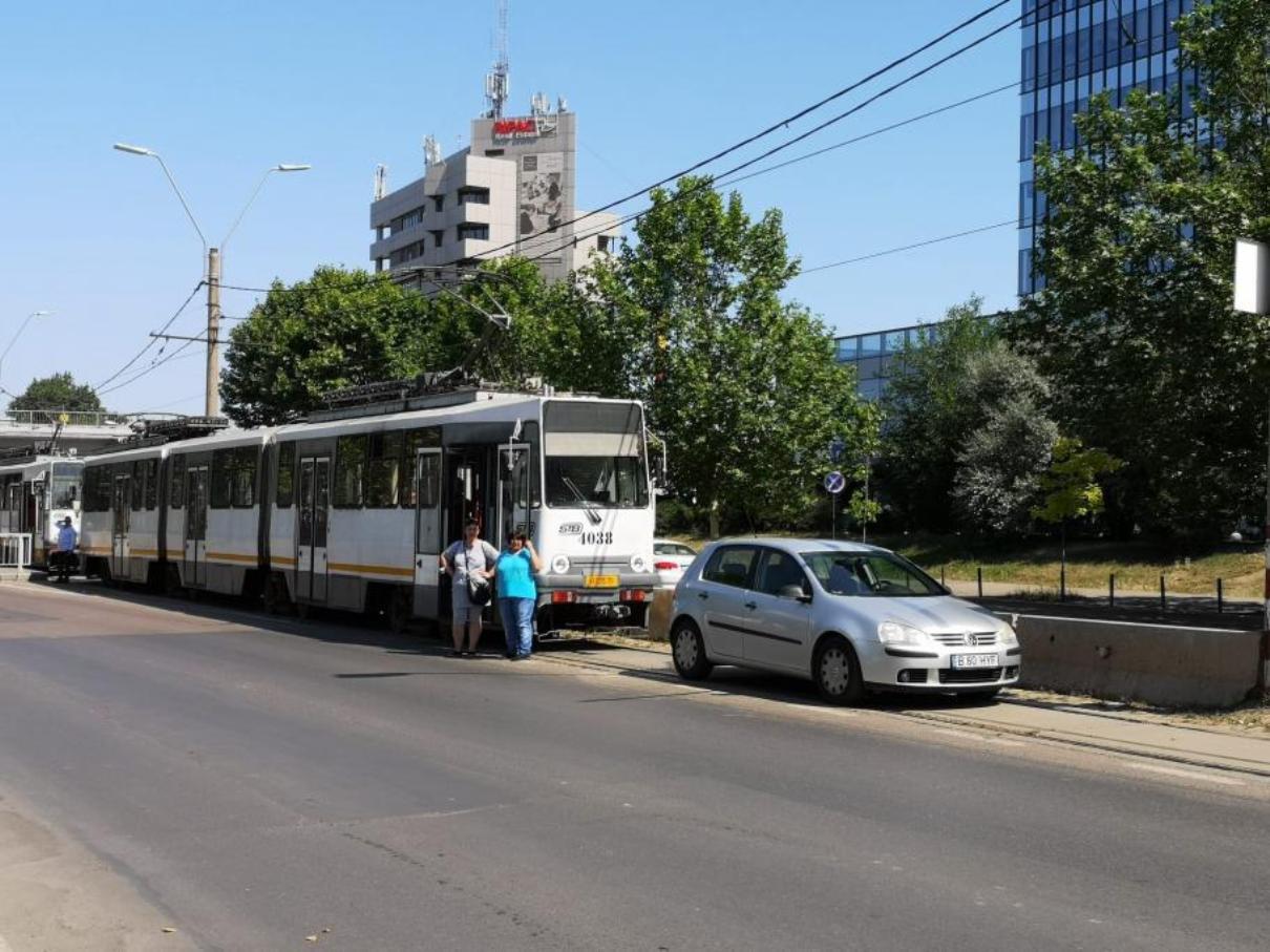 Circulația tramvaielor de pe linia 5, blocată pentru 90 de minute. O şoferiţă și-a parcat mașina pe șine