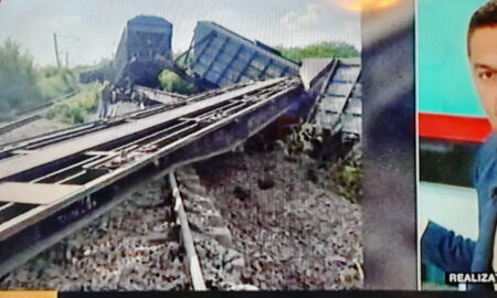11 vagoane dintr-un tren de marfă cerealier s-au răsturnat, iar 7 stâlpi de tensiune au fost rupți. Trenul ar fi mers în Ucraina