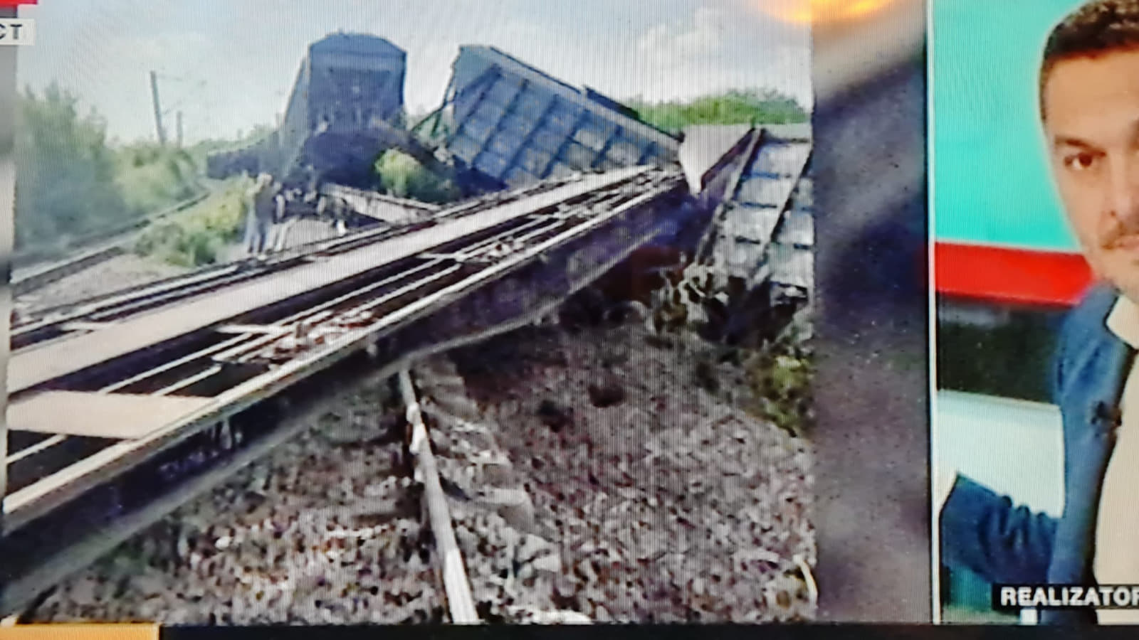 11 vagoane dintr-un tren de marfă cerealier s-au răsturnat, iar 7 stâlpi de tensiune au fost rupți. Trenul ar fi mers în Ucraina