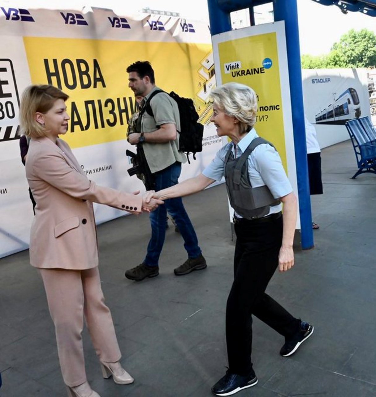 Ursula von der Leyen s-a întors la Kiev pentru o nouă întîlnire cu preşedintele ucrainean Volodimir Zelenski