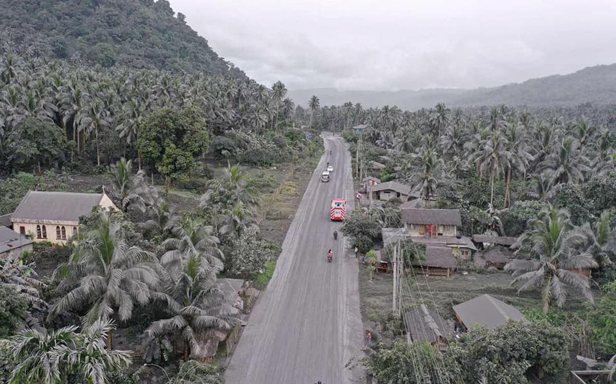 Imagini șocante în Filipine: oraș întreg acoperit de cenușă vulcanică. „Am crezut că plouă, dar… era cenușă peste tot