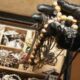 Bijuterii și pietre prețioase, în valoare de milioane de dolari, au fost furate în California de Sud
