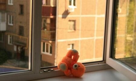 Situație terifiantă la Chișinău. Un tată și-a aruncat pe fereastră, de la etajul 4, propriul copil