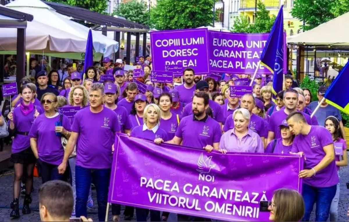 Viorica Dăncilă a cântat pe străzile  din Brașov, Sibiu şi Cluj „Să fie pace pe Pământ, să fie pâine pe masă”