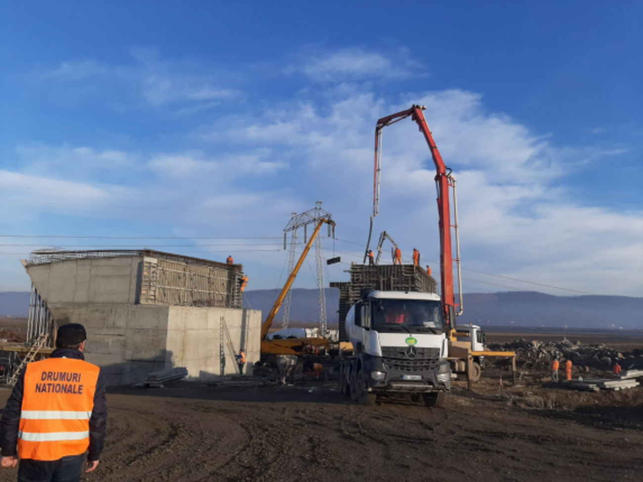 Unul dintre cei mai mari constructori din România oprește lucrul pe toate șantierele. Care este motivul
