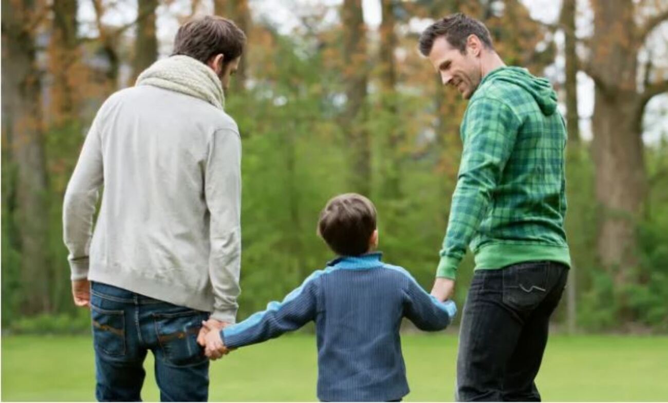 S-a decis. Cuplurile homosexuale pot înfia copii, indiferent de țările de origine. Unde se întâmplă asta