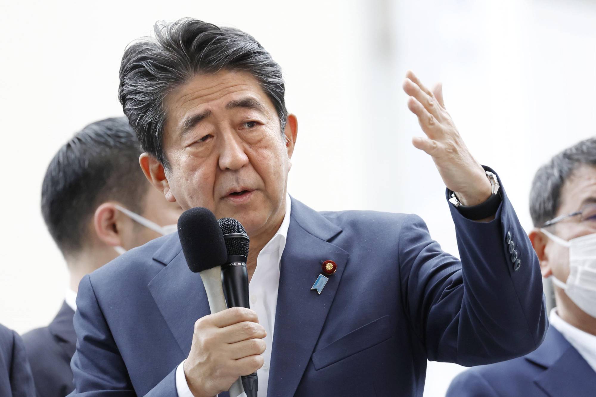 Fostul premier al Japoniei, Shinzo Abe a fost împușcat în piept, la un eveniment electoral. VIDEO