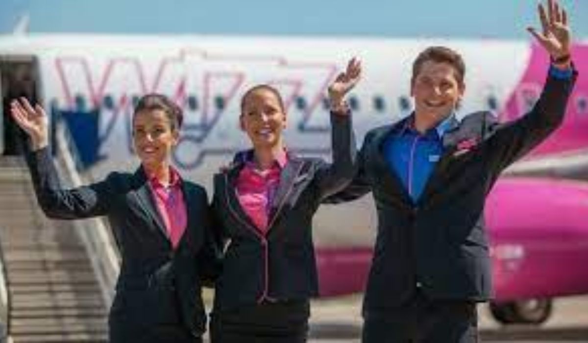 O mare companie caută să angajeze 100 de însoțitori de zbor. Ce salarii oferă compania aeriană