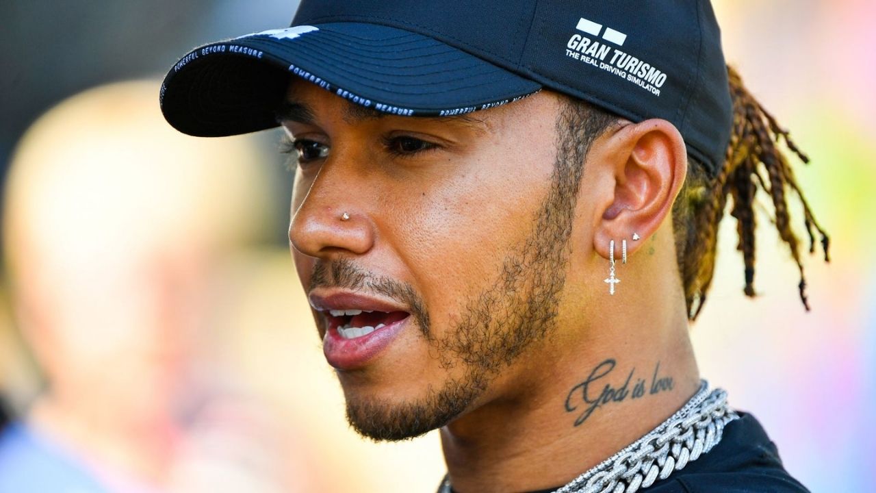 Lewis Hamilton, la un pas să piardă Grand Prix-ul din cauza cercelului din nas. Situație nemaîntâlnită la Formula 1