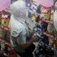 Imaginile disperării la Bacău. Un bătrân lihnit de foame, filmat în timp ce fura o pungă de orez din supermarket