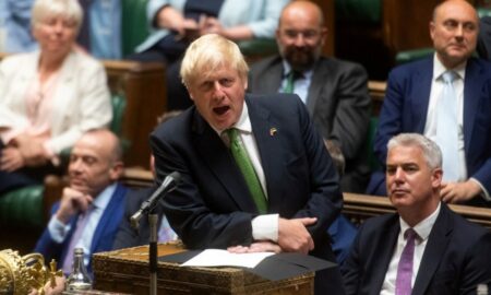 Boris Johnson s-a despărțit de putere tot într-un mod unic: În grabă, trăgându-și nevasta, ea abia a evitat izbirea de un stâlp