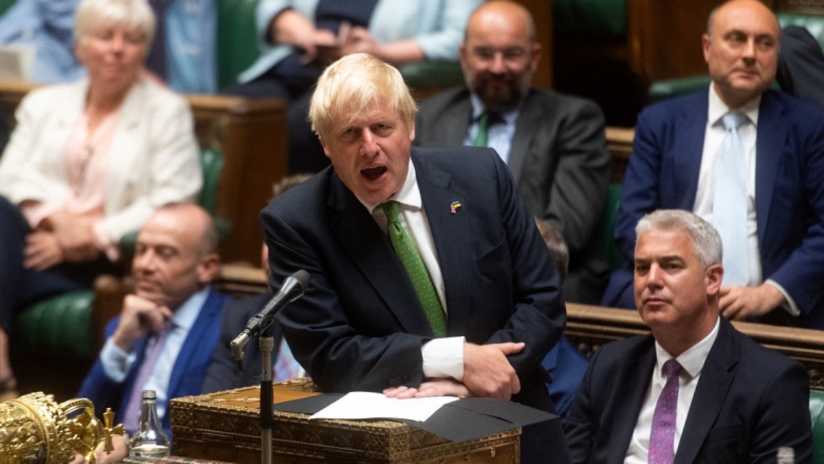 Boris Johnson s-a despărțit de putere tot într-un mod unic: În grabă, trăgându-și nevasta, ea abia a evitat izbirea de un stâlp