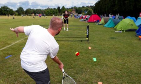 La Wimbledon se doarme în corturi colorate pe parcursul turneului. Traiul în comunitatea de fani e de poveste