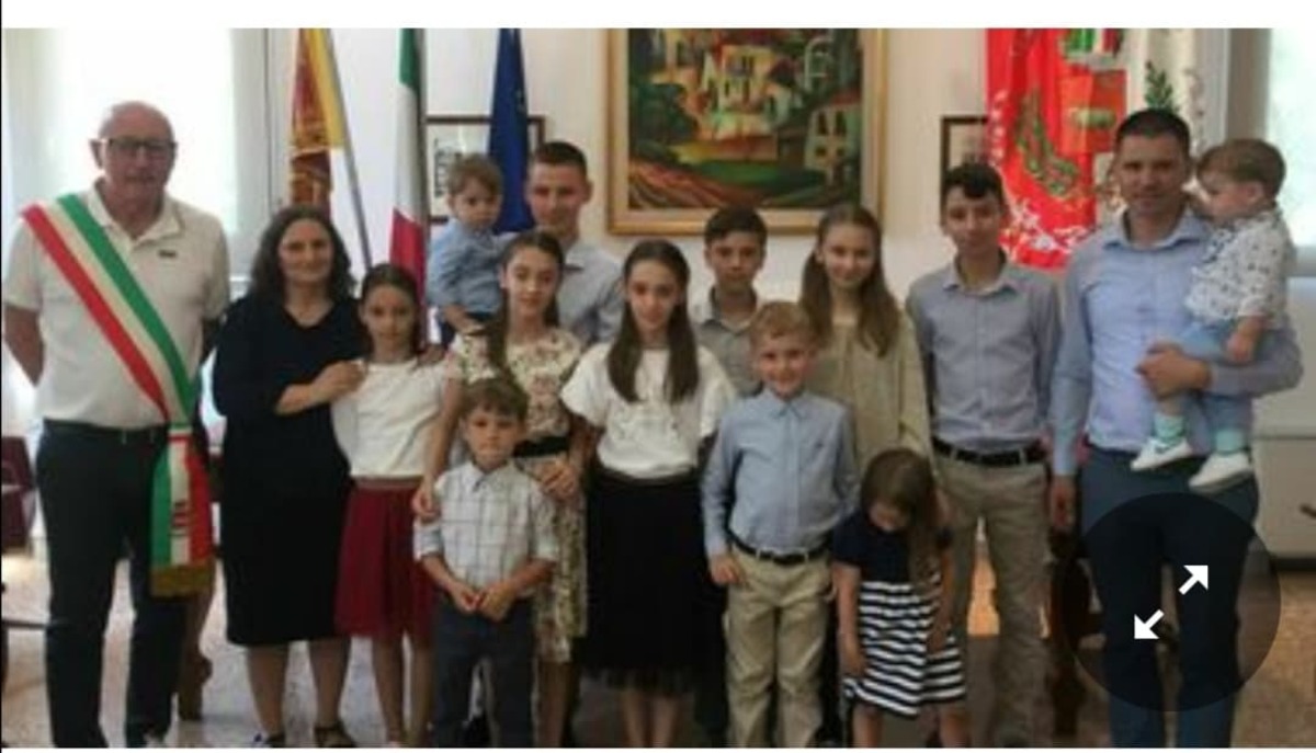 O familie de români cu toți cei 12 copii au devenit cetățeni italieni. Care este secretul lor