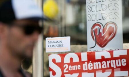Criza de energie din Franța închide ușile magazinelor care au pornit aerul condiționat și stinge reclamele luminoase