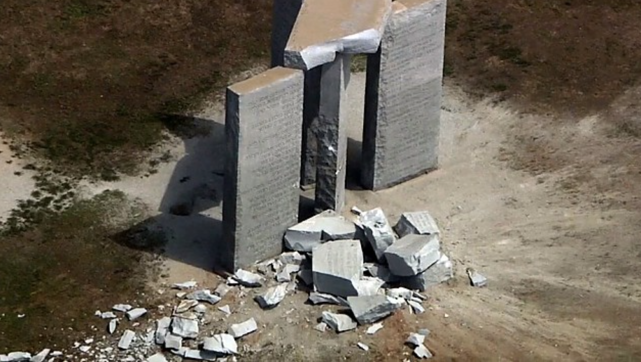 Monumentul care „ascundea planul de reducere a populației” a fost aruncat în aer. Video